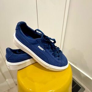 Puma Women’s classic blue suede shoes size 71/2 CDN